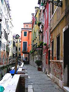 Albergo Doni on the canal